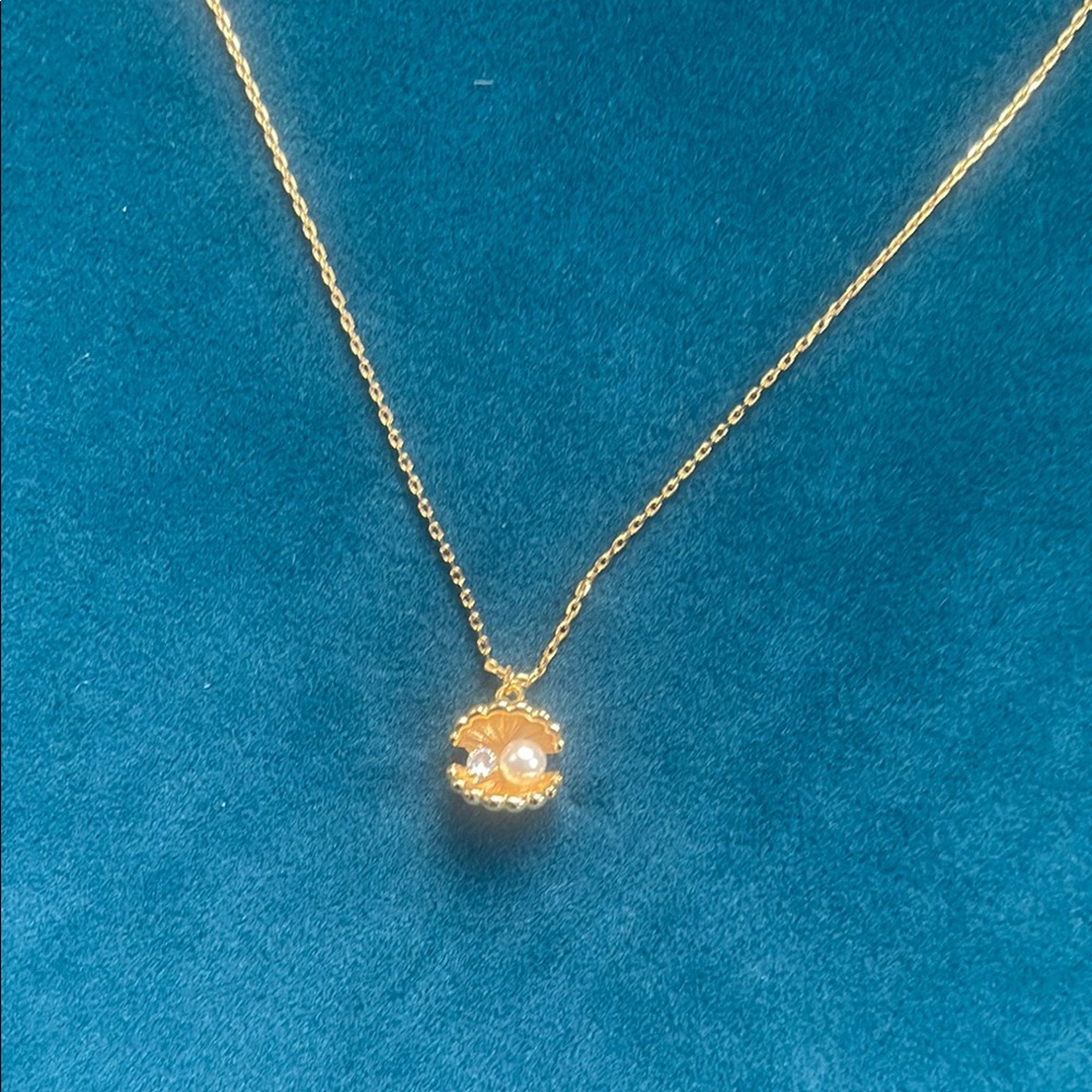Elegant clam dainty Pendant Necklace